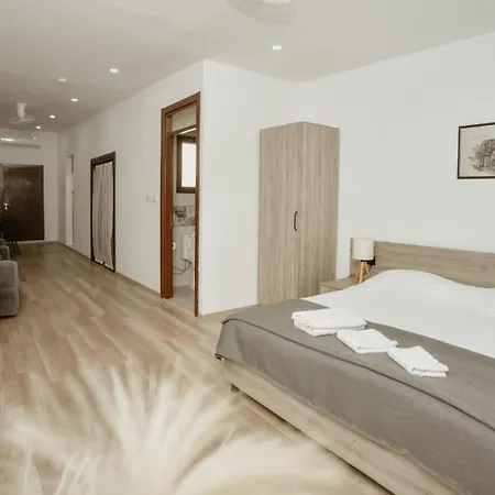 Old Stone Boutique *