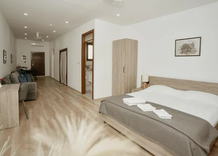 Old Stone Boutique *